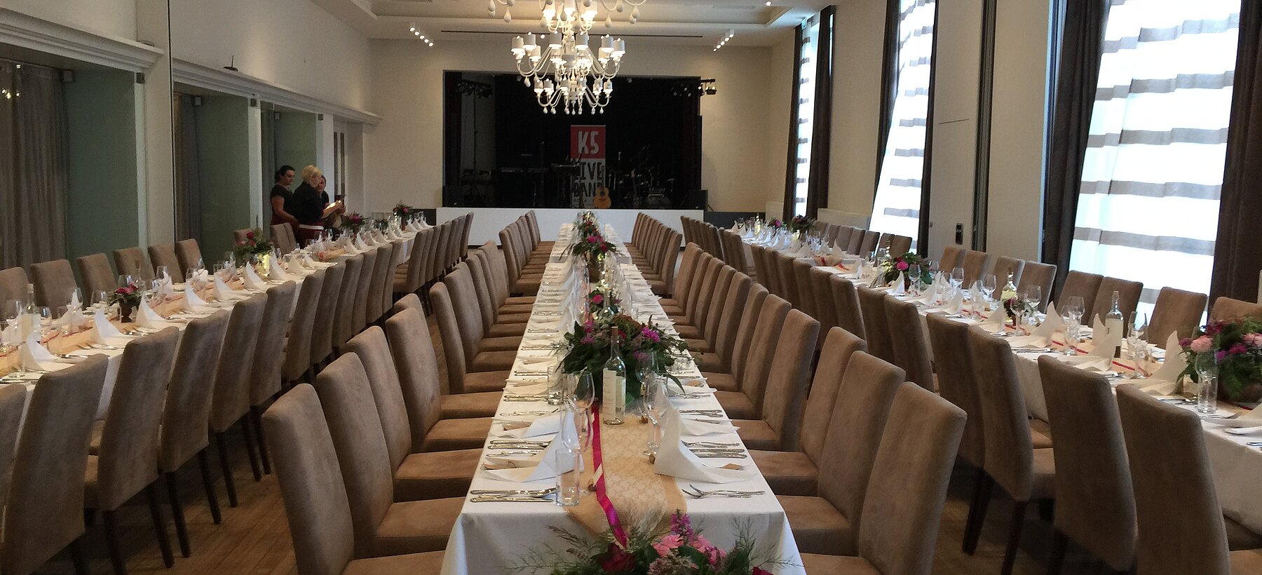 Gedeckter Saal beim Hochzeitsfeier im Stadtwirt Schärding